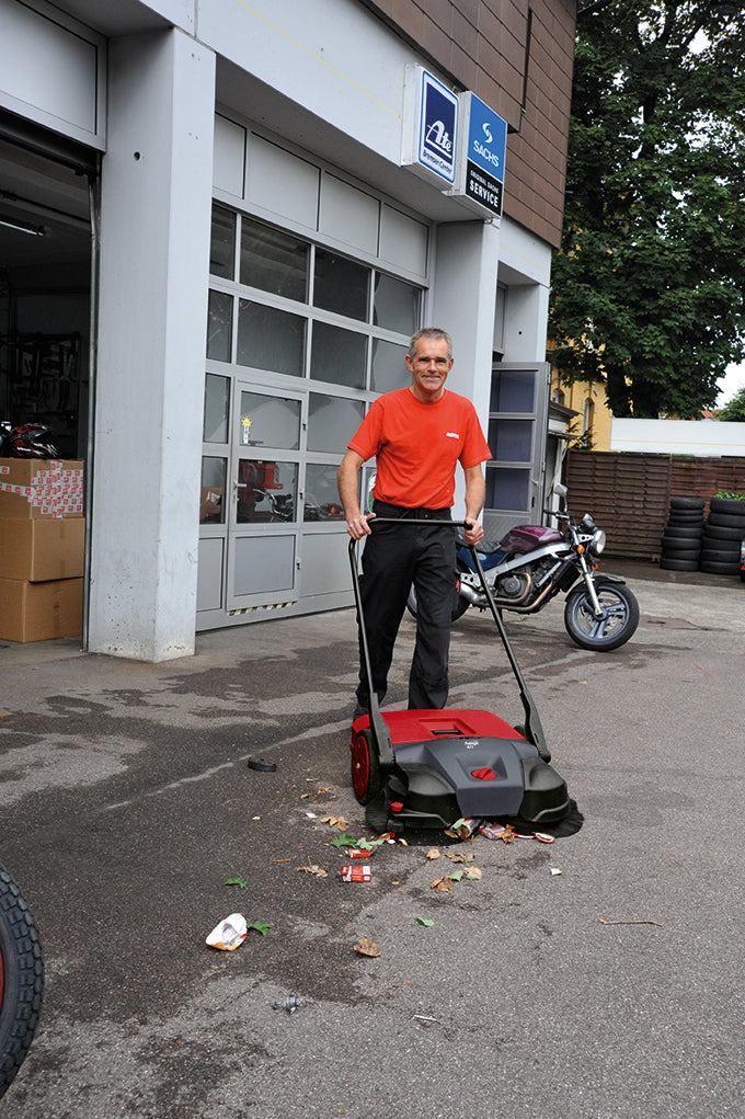 BISSELL® BigGreen BG477 | 31 inch Parking Lot Sweeper
